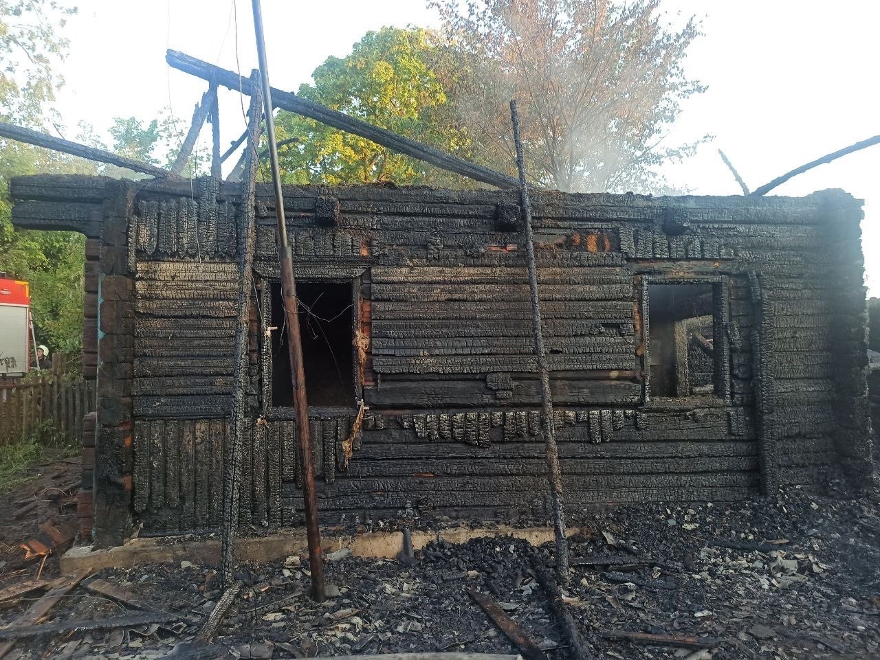 Погода в греске слуцкого. Дом горит. Сгоревший деревянный дом. Пожар фото. Фото сгоревшего дома.